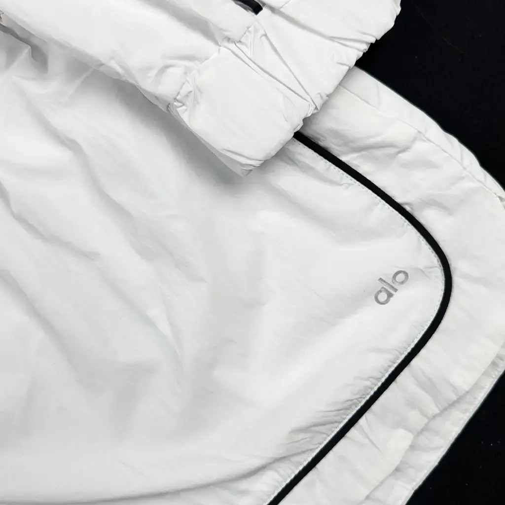 ALO-DETALLE-CHAMARRA-SHORT-BLANCO (1).webp