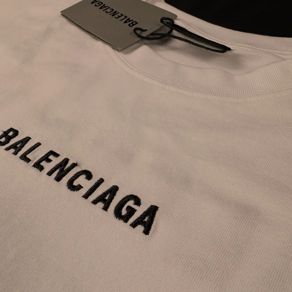 BALENCIAGA-2564-DETALLE-FRENTE-CAFE.webp