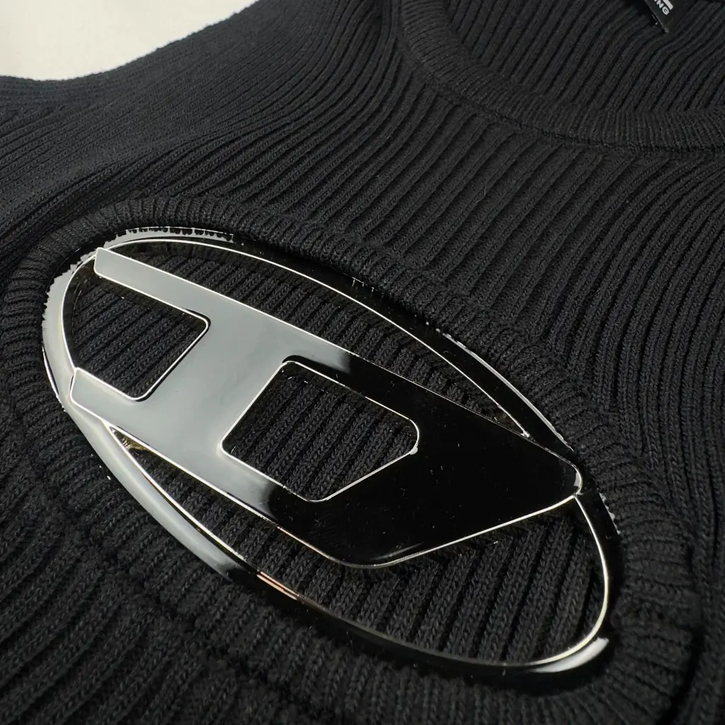 DIESEL-TOP-TURCO-DETALLE-NEGR.webp