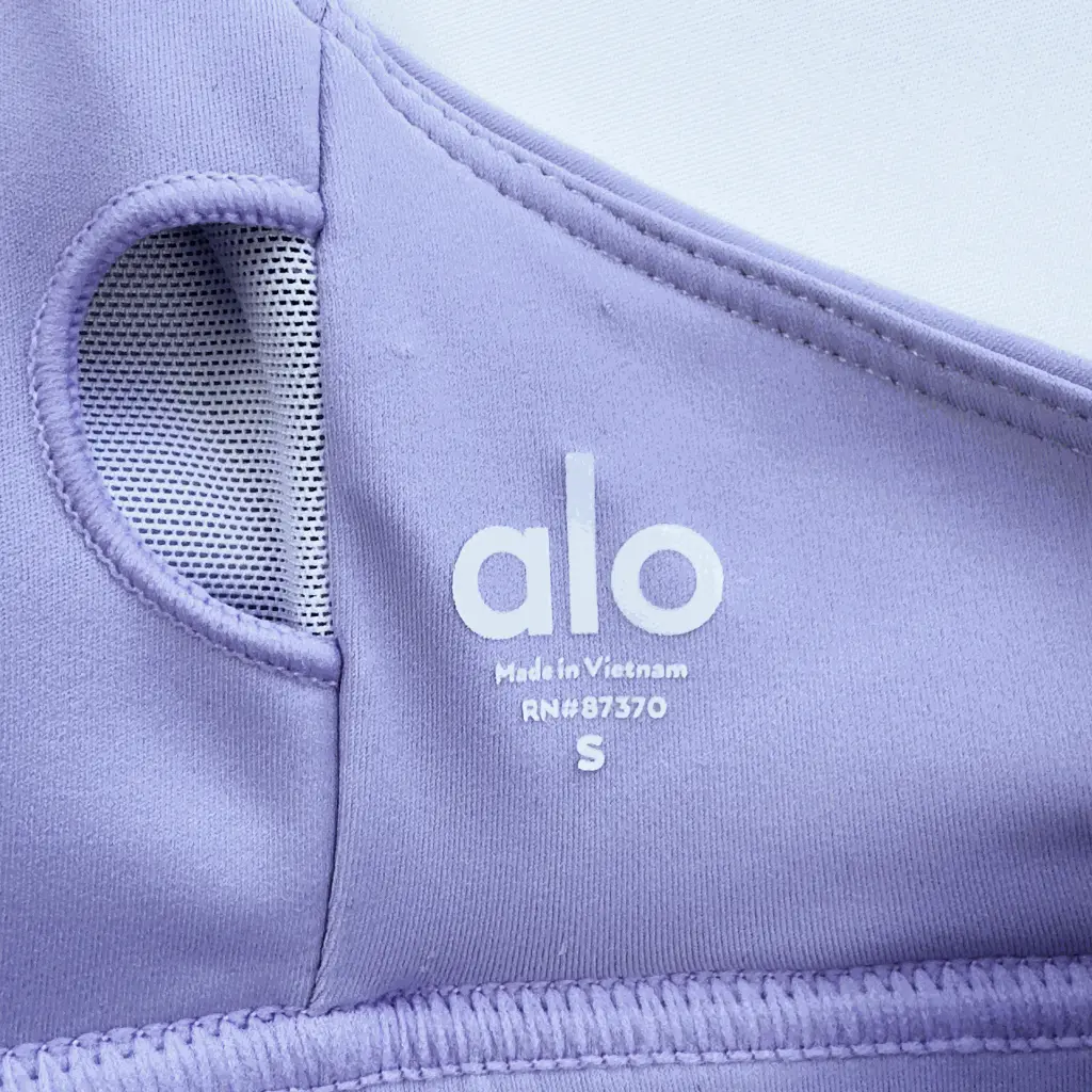ALO-TOP-DETALLE-MORADO.webp